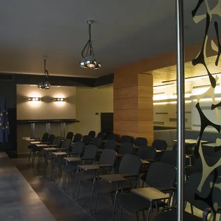 Famous House מלון