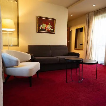 Famous House 3*