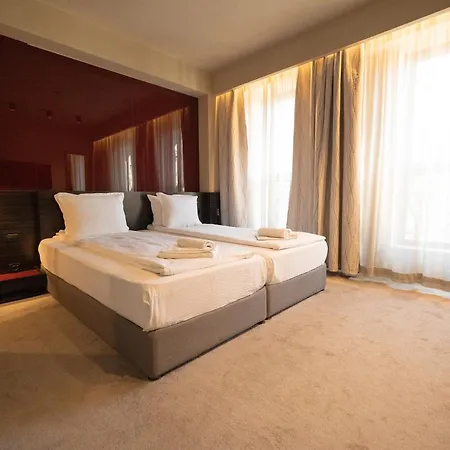 Famous House Hotel