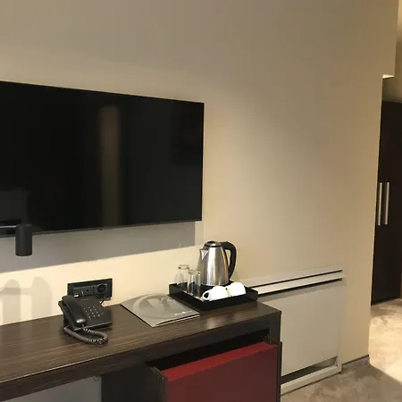 Famous House 3*